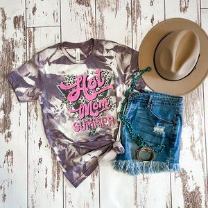 ladies graphic tee | Hot Mom Summer